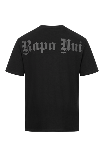 OVERSIZE-SHIRT MIT LOGO UND RÜCKENDRUCK von RAPANUI ORIGINAL mit dem Text „Rapa Nui“ in gotischer Schrift auf dem oberen Rücken aufgedruckt, Control Union-zertifiziert CU 833078.