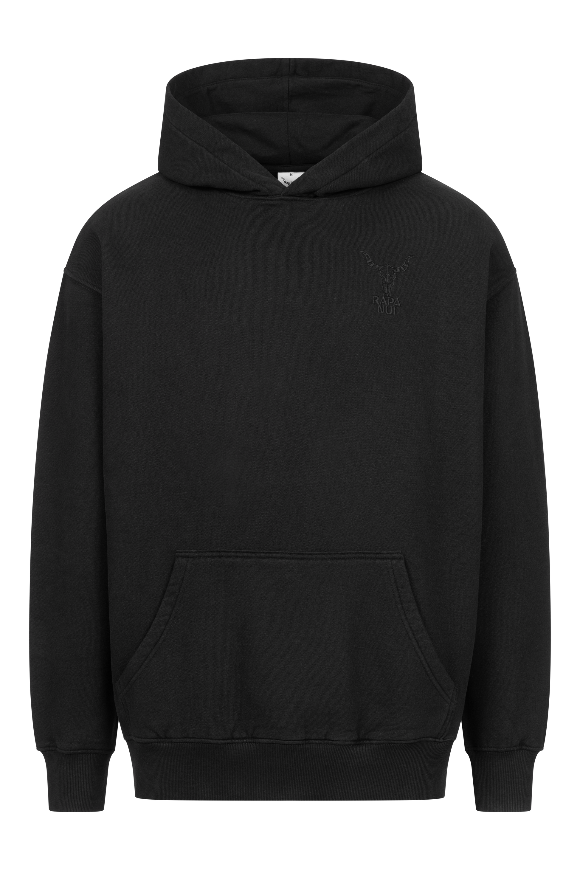 Ein schlichter schwarzer RAPANUI ORIGINAL OVERSIZE LOGO HOODIE mit Kängurutasche und Kapuze mit Kordelzug. Der OVERSIZE LOGO HOODIE, ein zertifiziertes Produkt mit Control Union-Zertifizierung (CU 833078), verfügt über ein dezent gesticktes Logo auf der oberen linken Brustpartie.