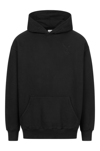 Ein schlichter schwarzer RAPANUI ORIGINAL OVERSIZE LOGO HOODIE mit Kängurutasche und Kapuze mit Kordelzug. Der OVERSIZE LOGO HOODIE, ein zertifiziertes Produkt mit Control Union-Zertifizierung (CU 833078), verfügt über ein dezent gesticktes Logo auf der oberen linken Brustpartie.