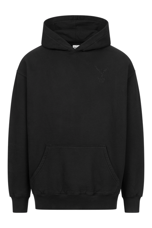 Ein schlichter schwarzer RAPANUI ORIGINAL OVERSIZE LOGO HOODIE mit Kängurutasche und Kapuze mit Kordelzug. Der OVERSIZE LOGO HOODIE, ein zertifiziertes Produkt mit Control Union-Zertifizierung (CU 833078), verfügt über ein dezent gesticktes Logo auf der oberen linken Brustpartie.