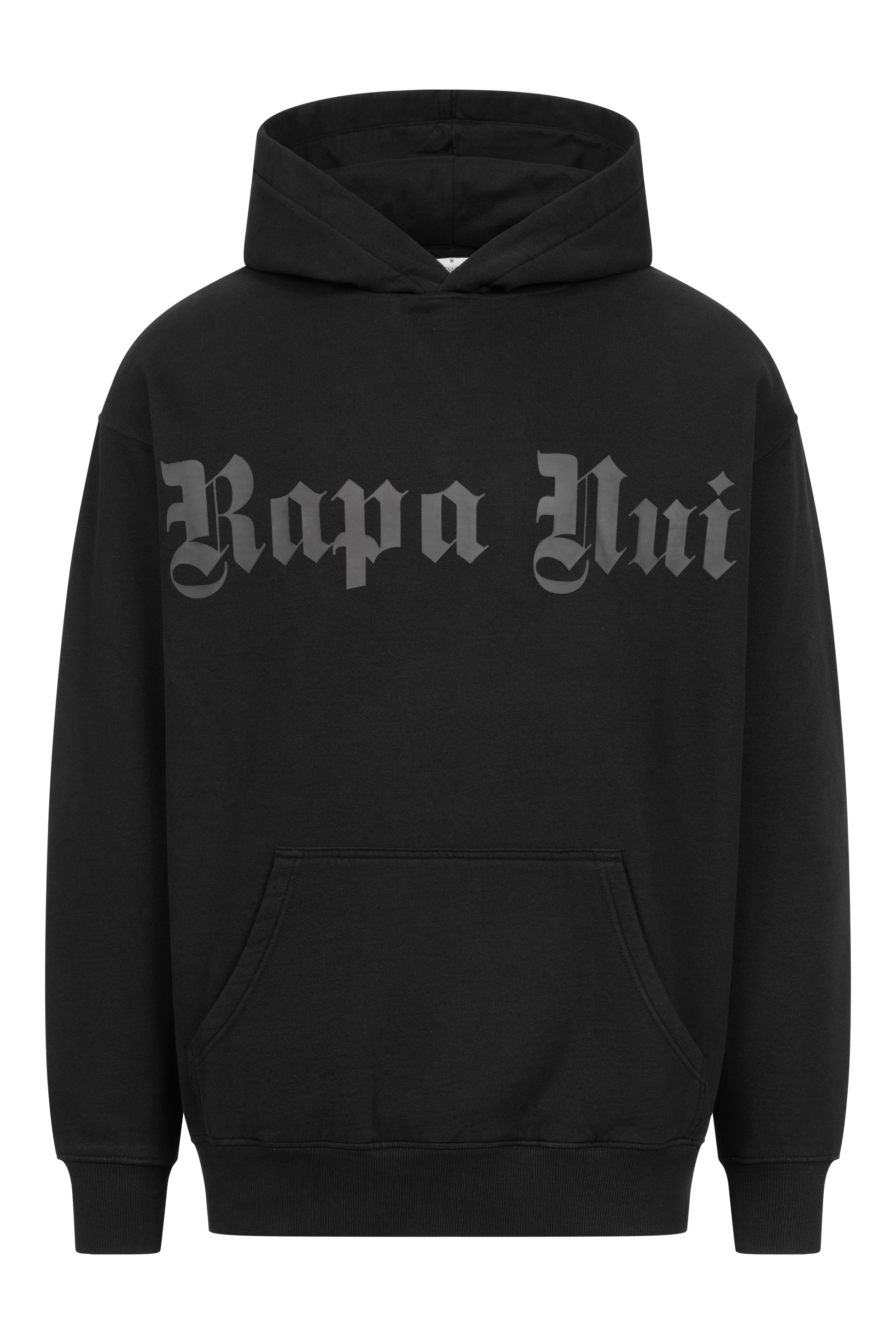 Ein schwarzer OVERSIZE-HOODIE mit PRINT und dem Text „Rapa Nui“ in fetter, altenglischer Schrift auf der Brust. Der RAPANUI ORIGINAL-Hoodie, zertifiziert nach Control Union CU 833078, hat eine Beuteltasche auf der Vorderseite und eine verstellbare Kapuze mit Kordelzug.