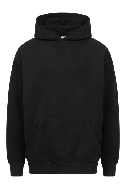 Ein schlichter, schwarzer OVERSIZE BASIC HOODIE von RAPANUI ORIGINAL mit einer Fronttasche und einer Kapuze mit Kordelzug. Das zertifizierte, minimalistische Design zeichnet sich durch lange Ärmel und eine entspannte Passform aus, die für Komfort sorgt. Es gibt keine sichtbaren Logos oder Grafiken, was zu seinem schlichten Look passt. Dieser Hoodie ist von Control Union unter CU 833078 zertifiziert.