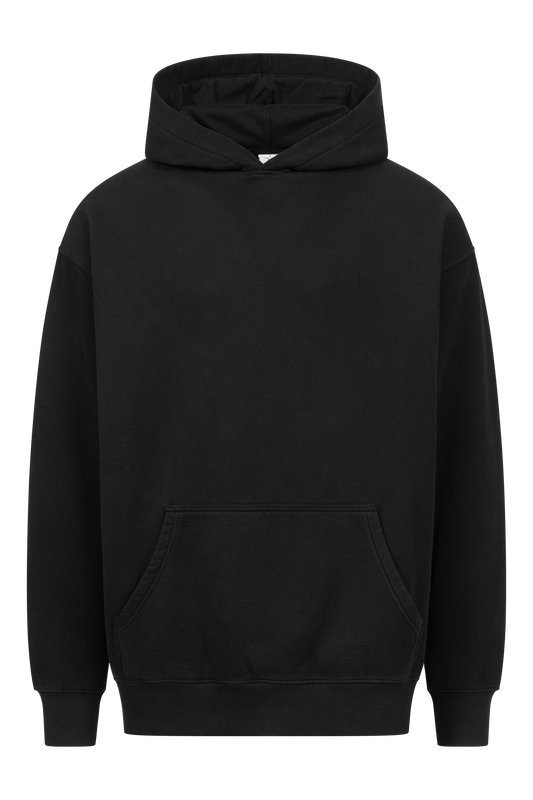 Ein schlichter, schwarzer OVERSIZE BASIC HOODIE von RAPANUI ORIGINAL mit einer Fronttasche und einer Kapuze mit Kordelzug. Das zertifizierte, minimalistische Design zeichnet sich durch lange Ärmel und eine entspannte Passform aus, die für Komfort sorgt. Es gibt keine sichtbaren Logos oder Grafiken, was zu seinem schlichten Look passt. Dieser Hoodie ist von Control Union unter CU 833078 zertifiziert.